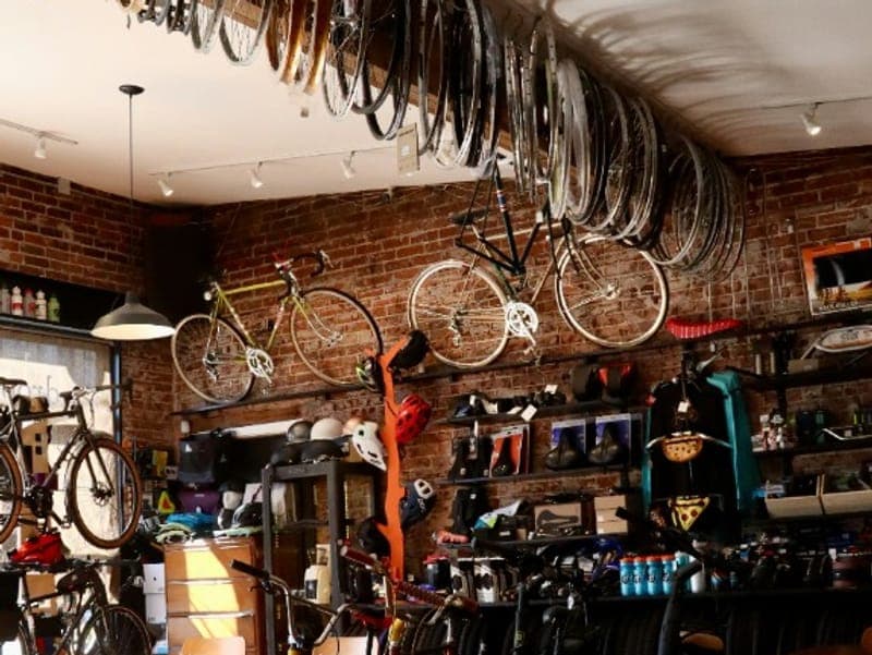 Interior de una tienda de bicicletas