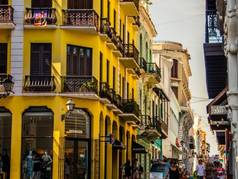 Calle de comercios en el Viejo San Juan