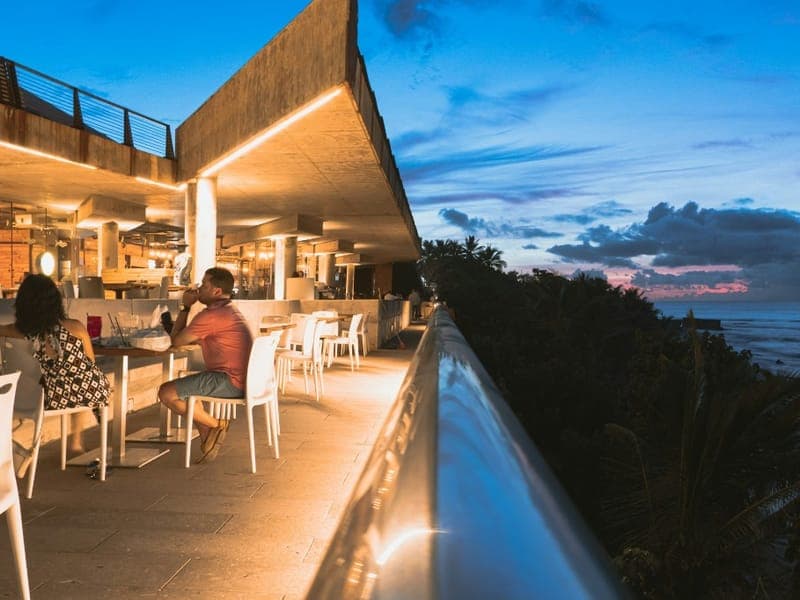 Clientes en la terraza de un restaurante al atardecer